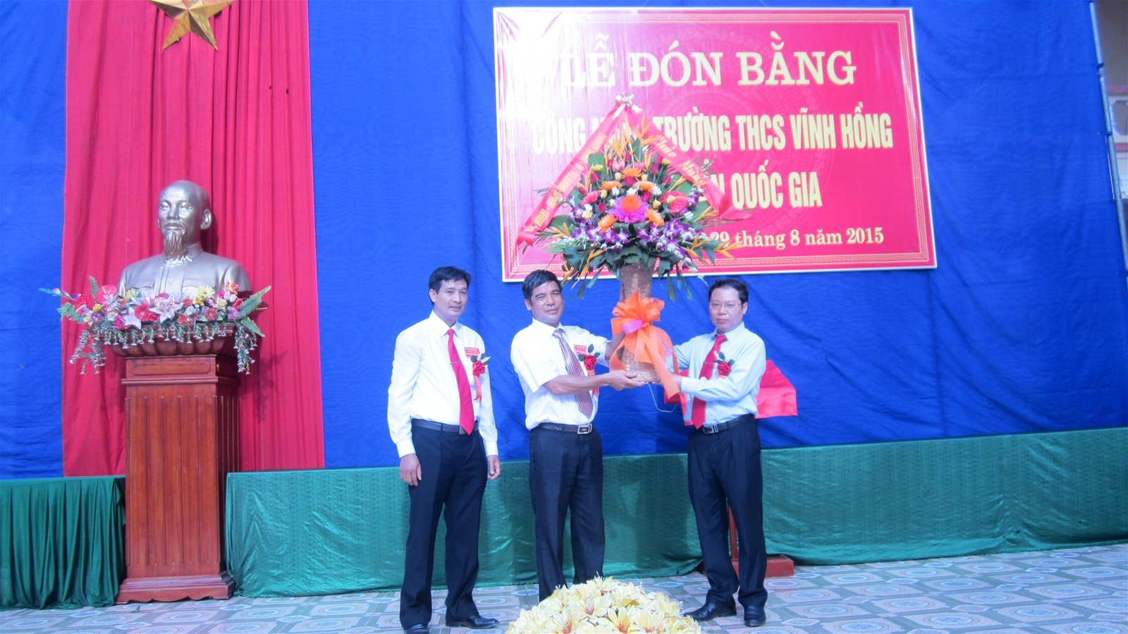 Đồng chí Vũ Hồng Hiên Bí thư huyện ủy - Chủ tịch HĐND tặng hoa và quà chúc mừng thày và trò nhà trường.